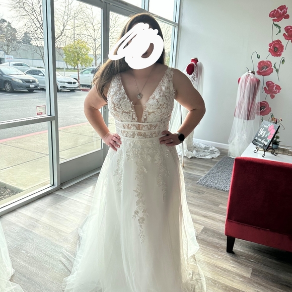 Brand New A-Line wedding dress - Picture 2 of 6